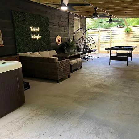 Flat Fenced Yard, Hot Tub, Wifi, Pool Table Villa